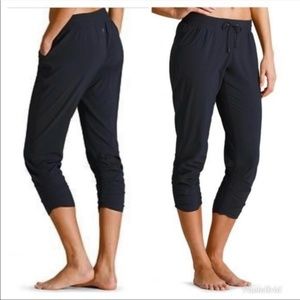 Athleta Prima Capri Black Size 8